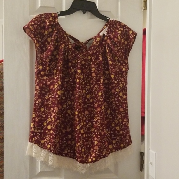 Beautiful, floral short top! - Picture 1 of 4